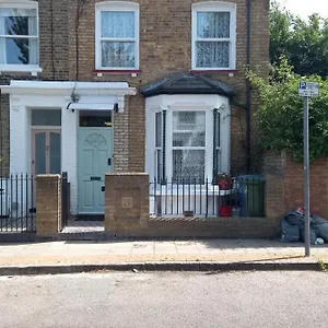 Bubblesbnb- 4 Bedroom House London